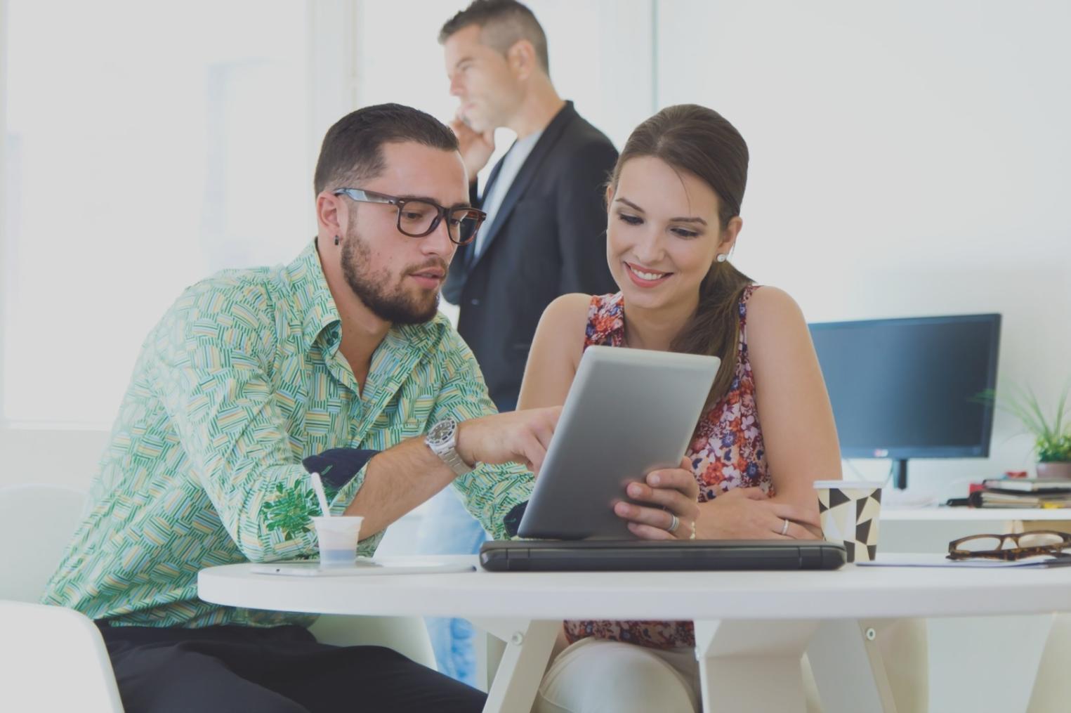 Ambiente de trabajo colaborativo en ventorilunexa donde los profesionales trabajan juntos en proyectos de educación financiera